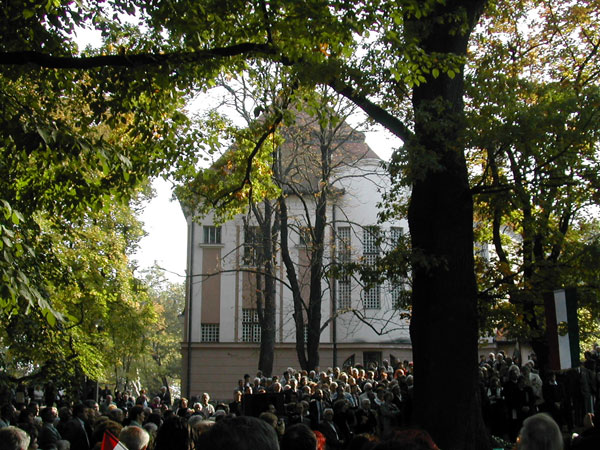 következő
