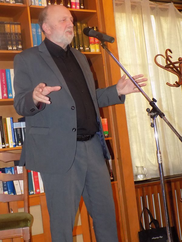 következő