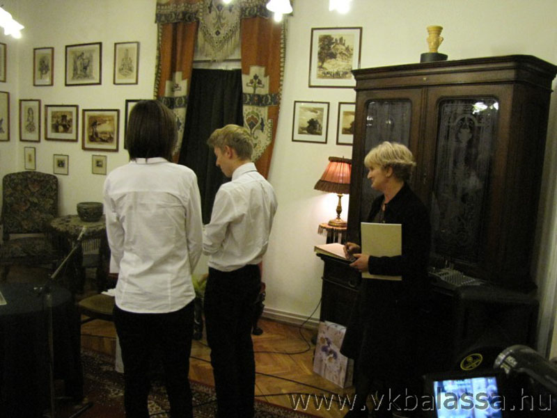 következő