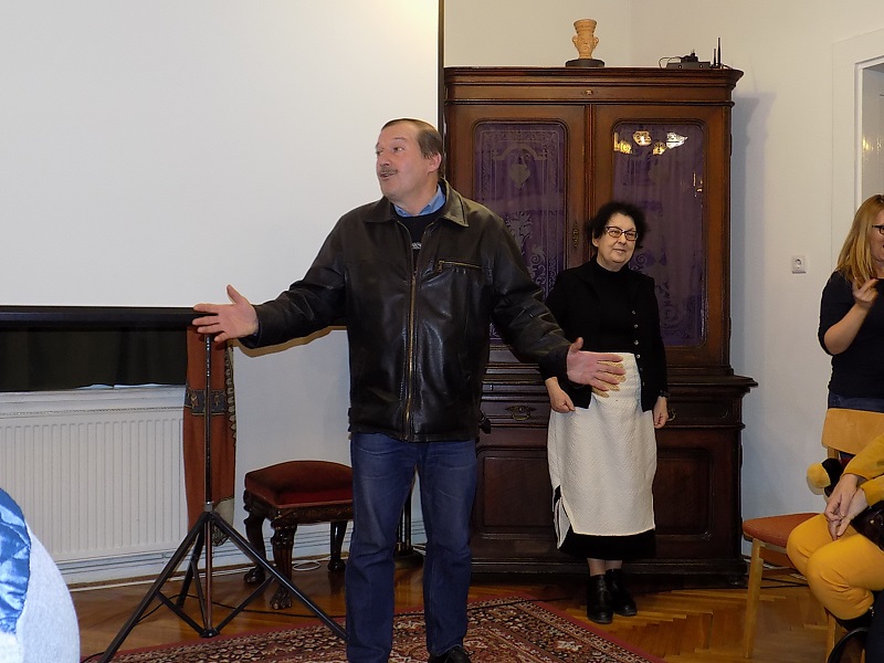 következő