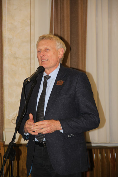 következő