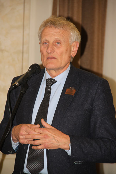 következő