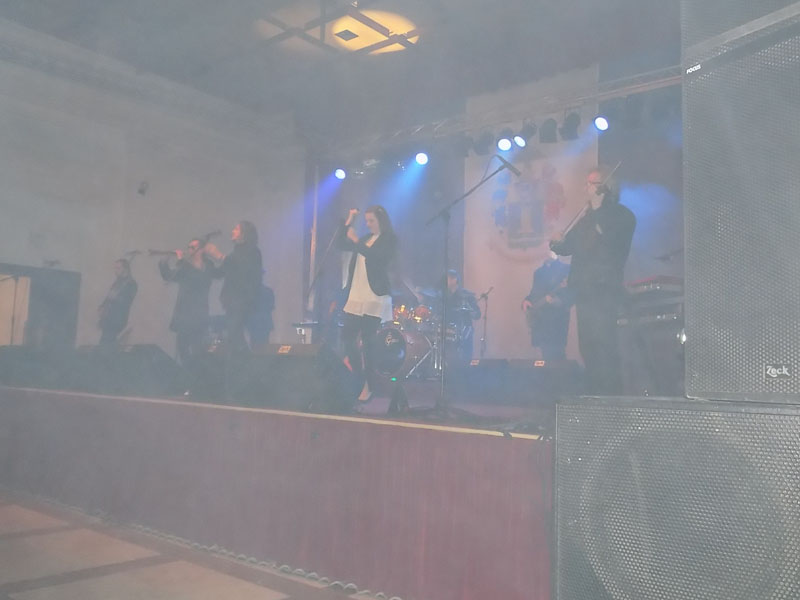 következő