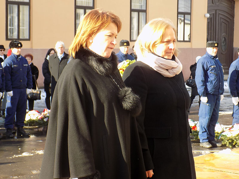 következő
