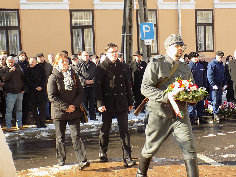 következő