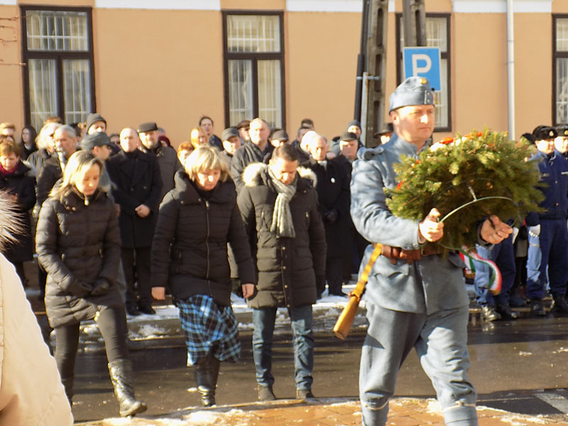 következő