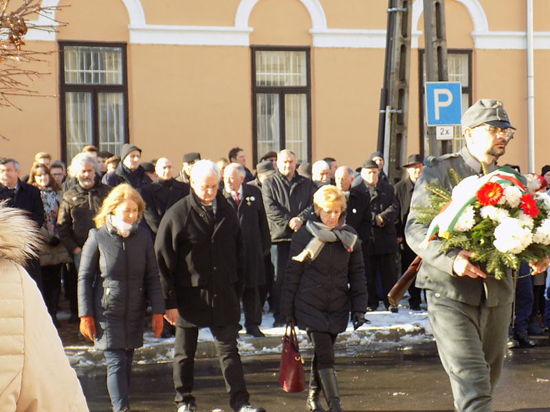következő