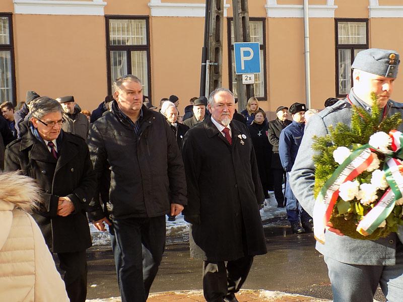 következő