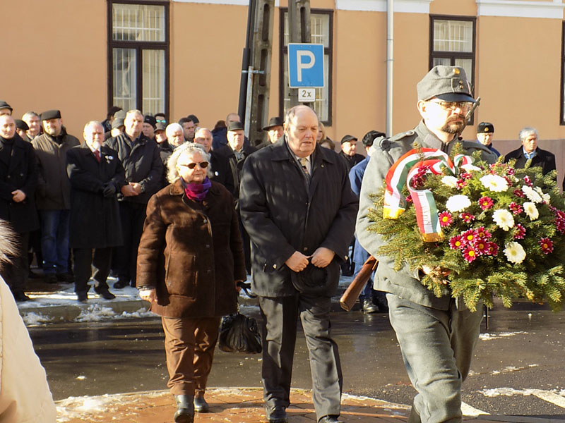 következő