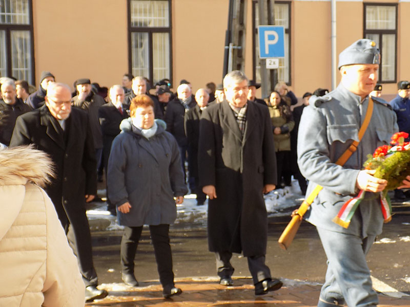 következő