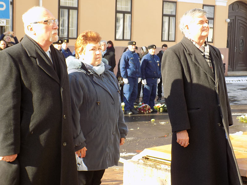 következő