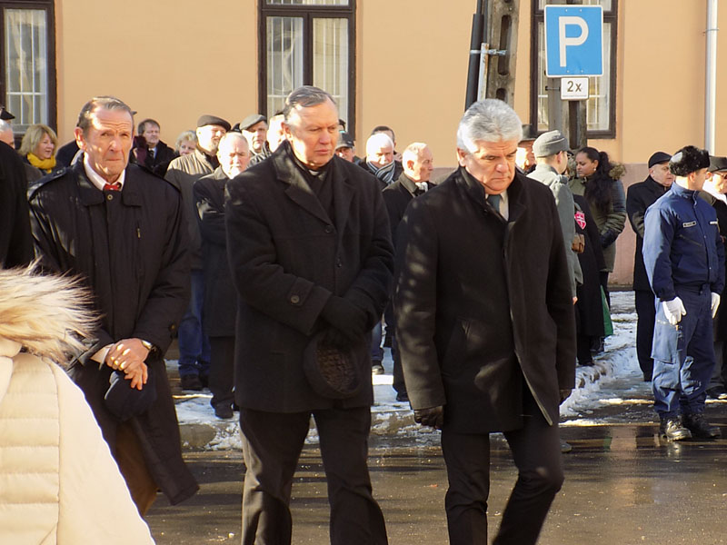 következő