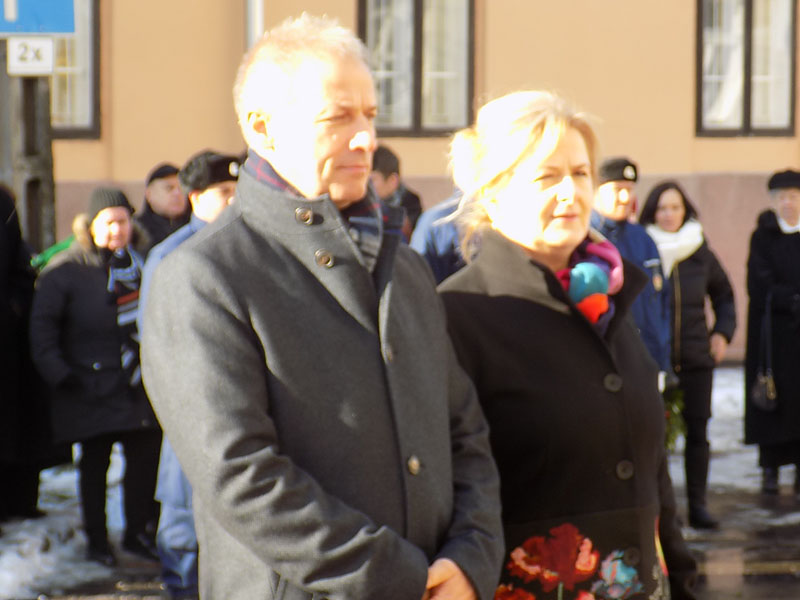 következő