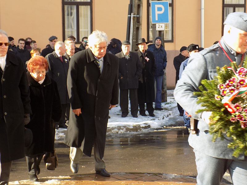 következő