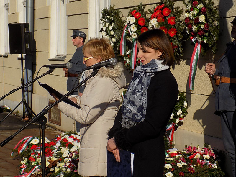 következő