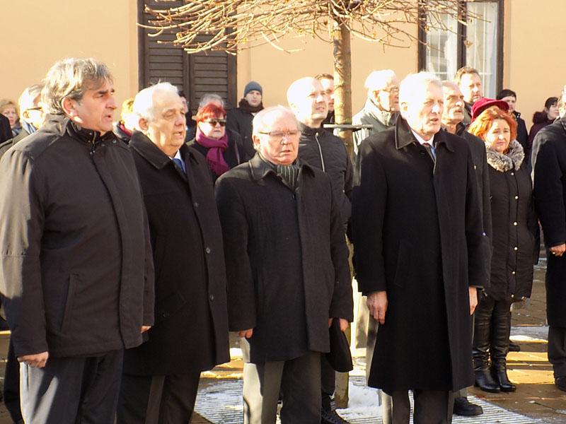 következő