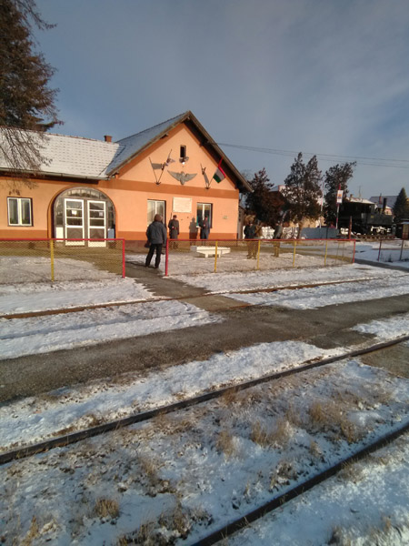 következő