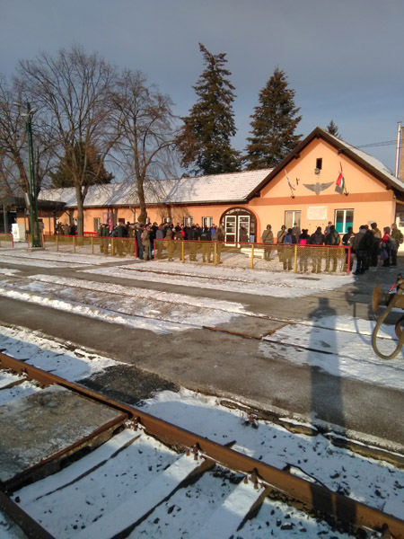 következő