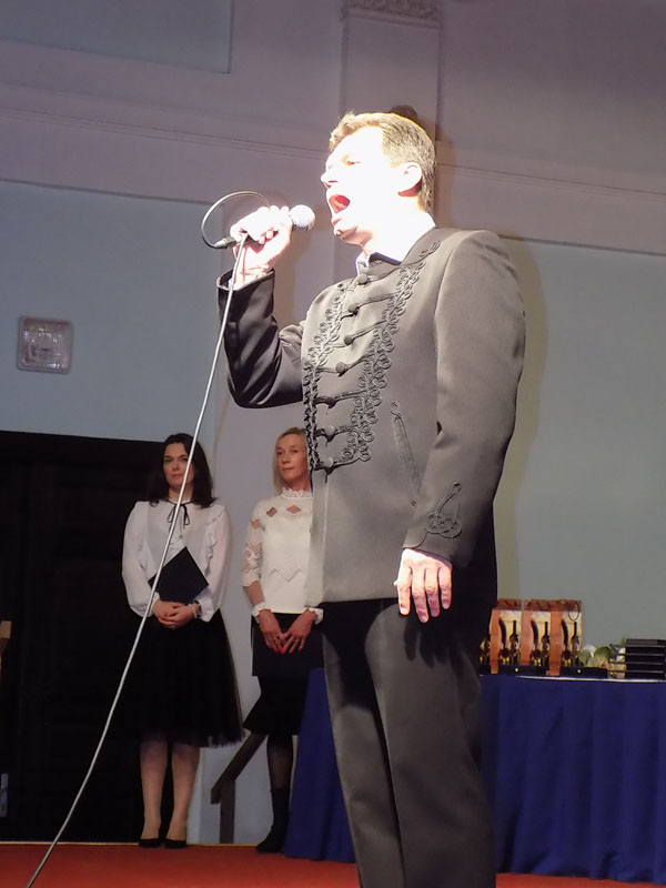 következő