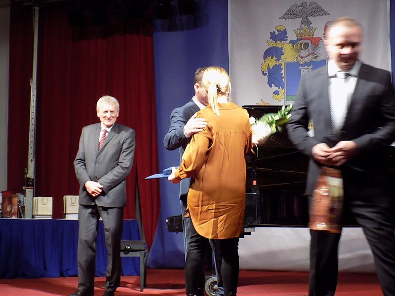 következő