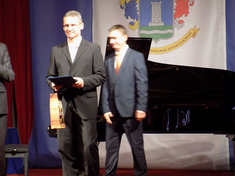 következő