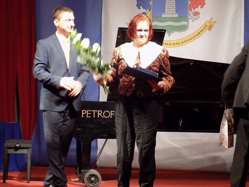 következő