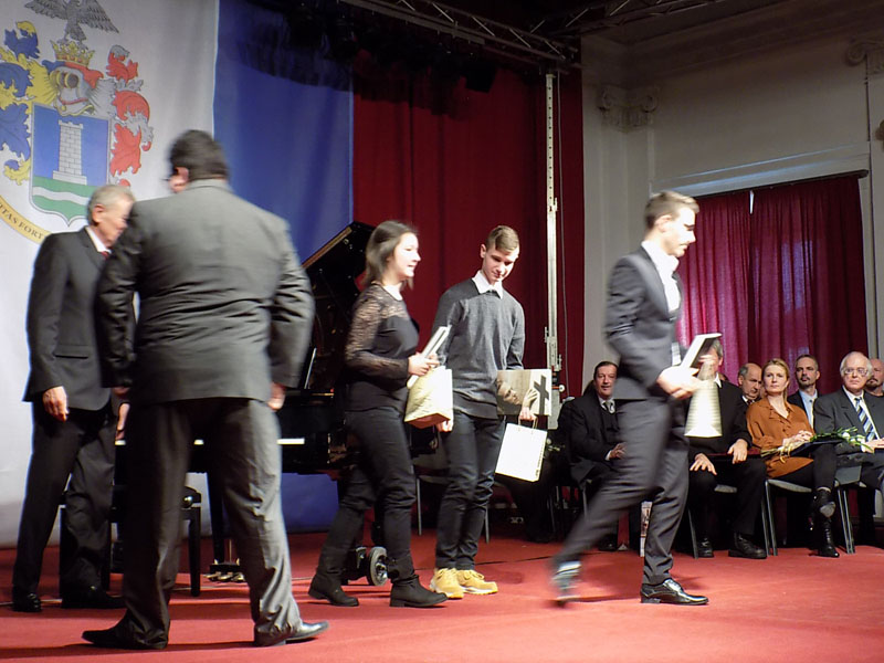 következő