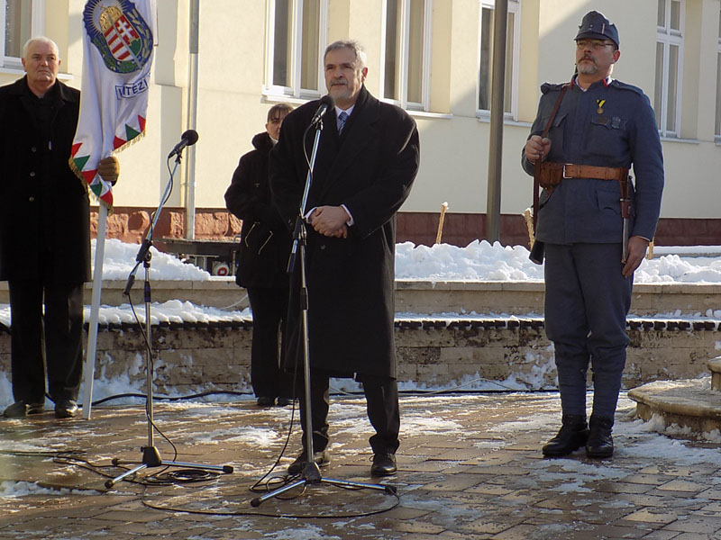 következő