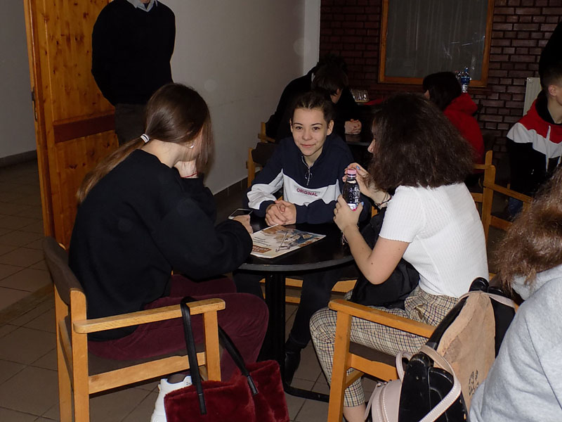 következő