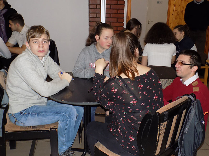 következő