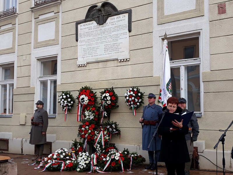 következő