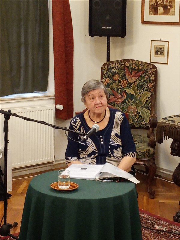 következő
