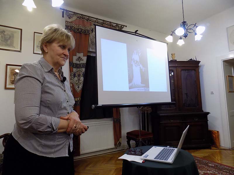 következő