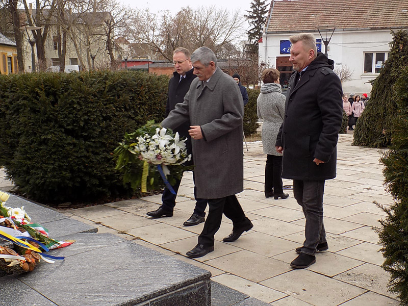 következő