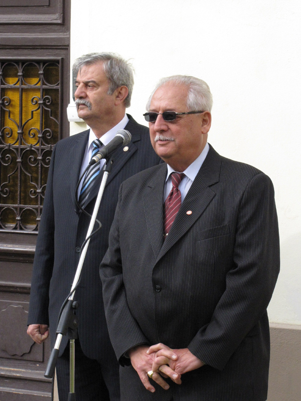 következő