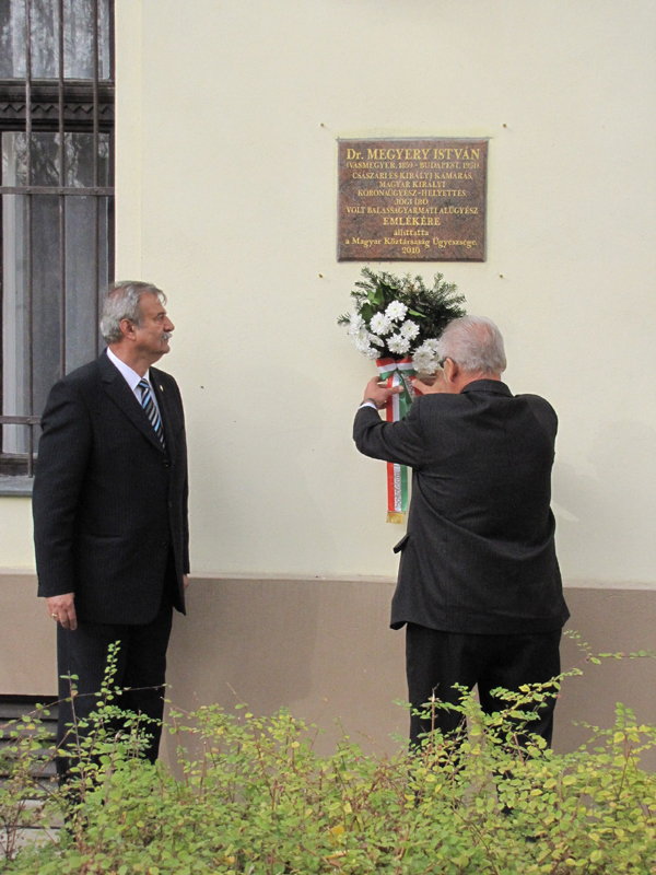 következő