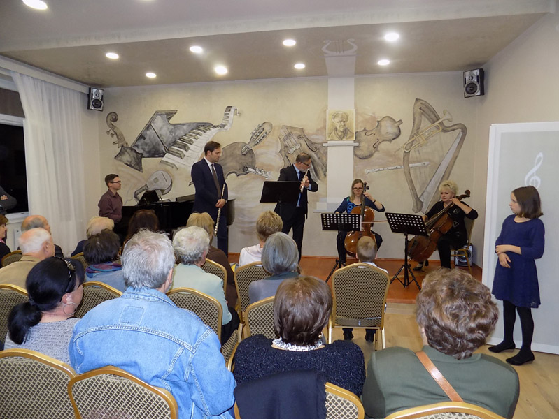 következő