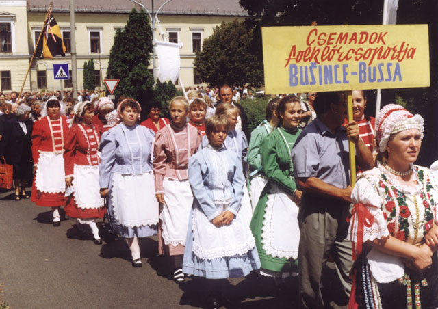 következő