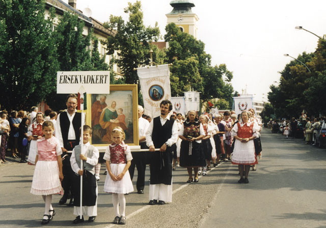 következő
