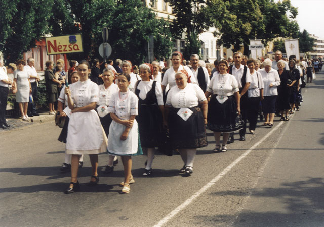 következő