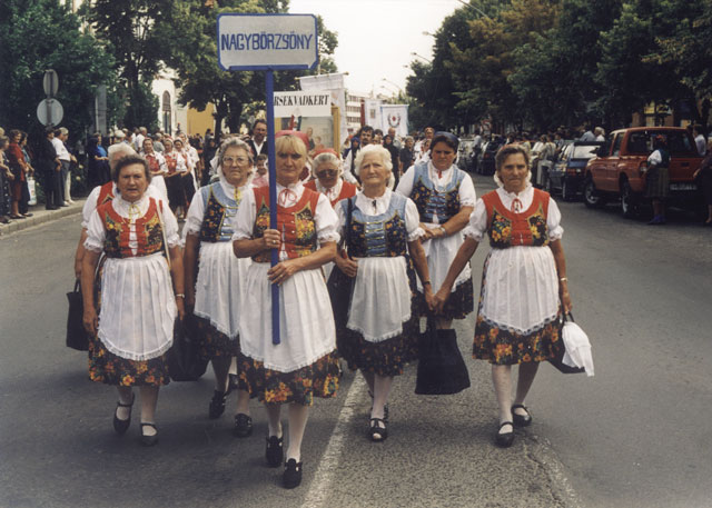 következő