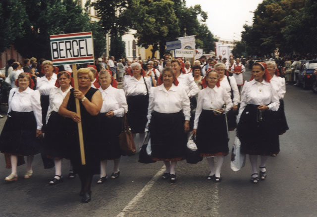 következő