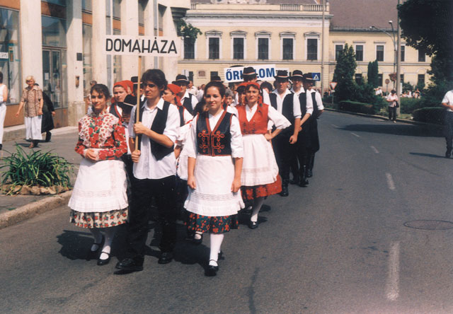 következő