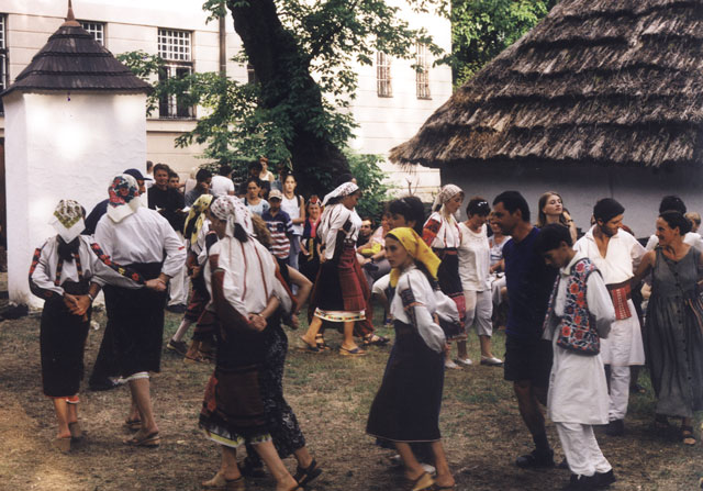 következő