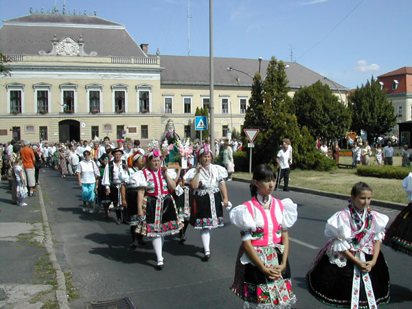 következő