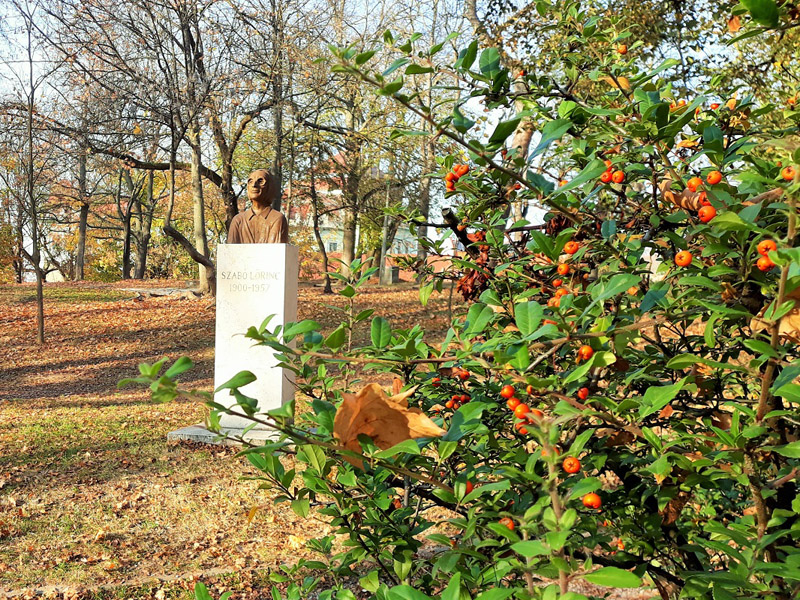 következő