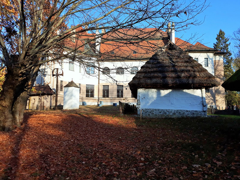 következő