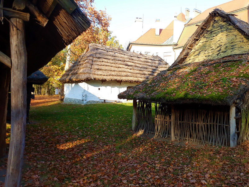 következő
