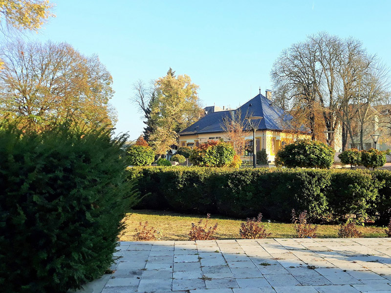 következő
