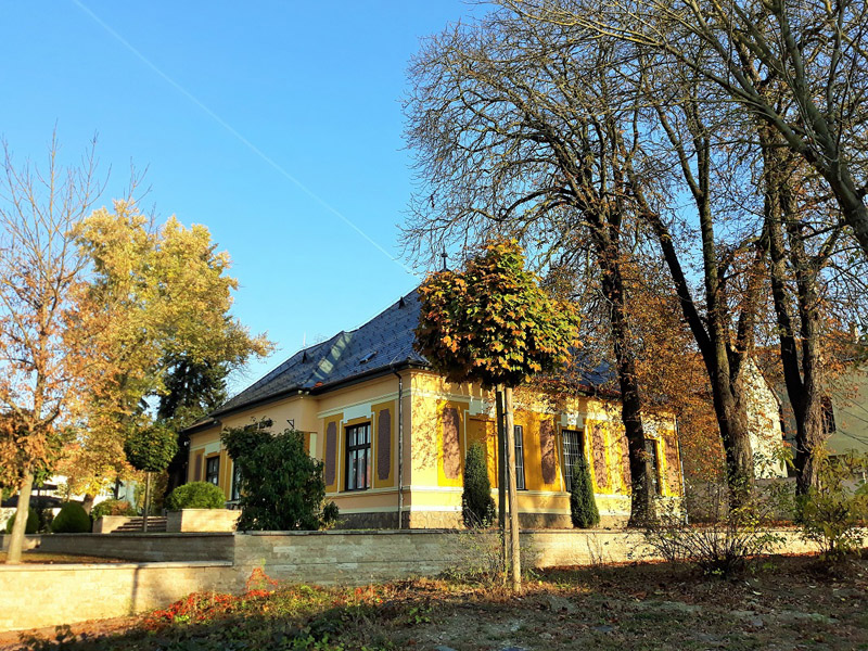 következő